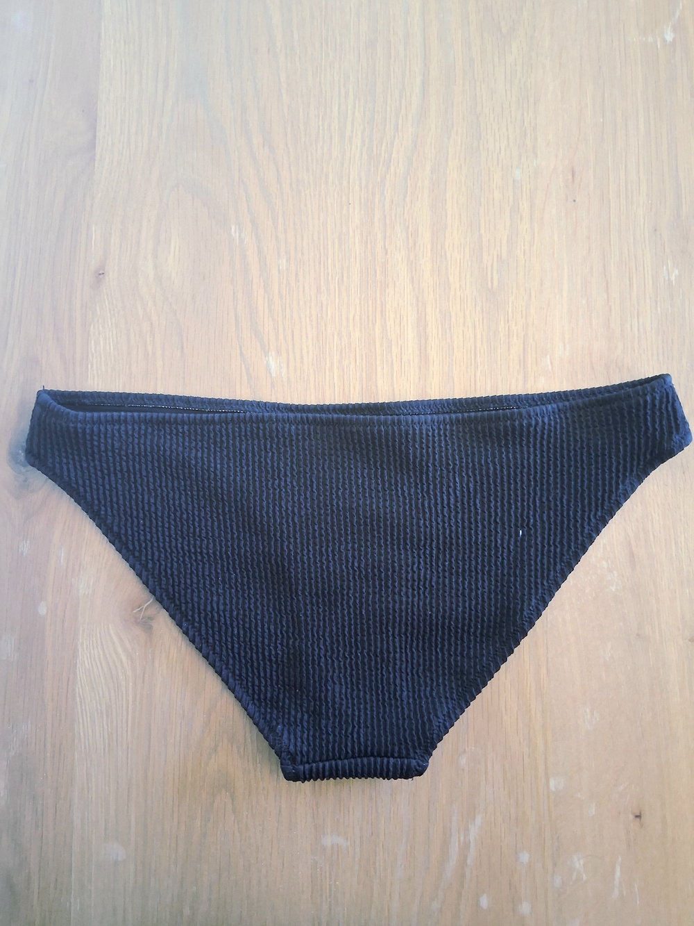 WHITE CRINKLE SWIM TOP - H&M  BLACK CRINKLE SWIM BOTTOMS - ARIE🤿🌊🐠 - Picture 6 of 8